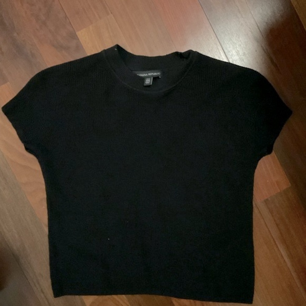 Banana republic short sleeved sweater - shrank in wash - fits like girls size 12